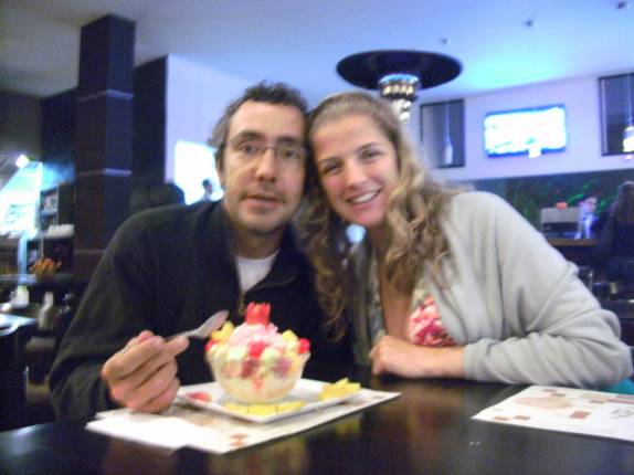 Aniversário com salada de frutas em Popayan, na Colômbia